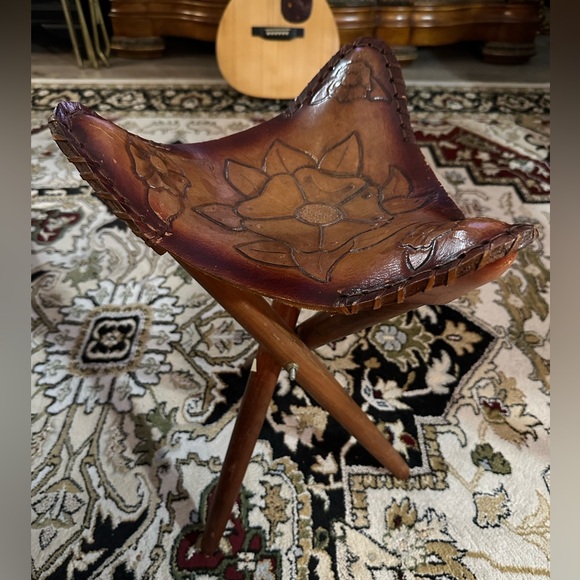 Leather Folding ‘Horse Saddle Style’ 3 Leg Stool - Picture 2 of 9